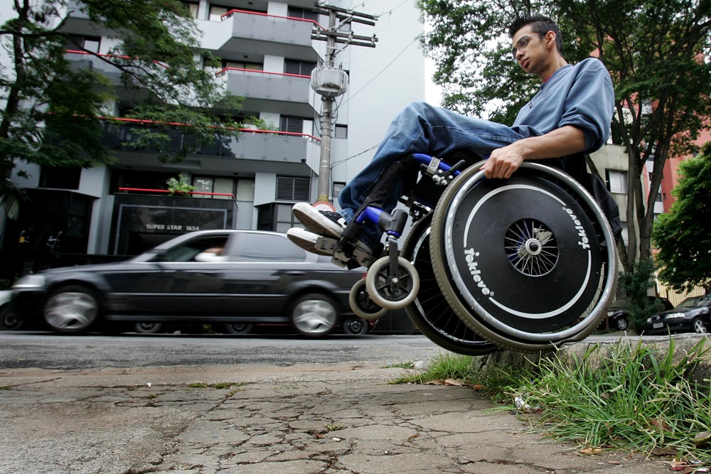 Apenas 31,2% da população mora em vias com rampas para cadeirantes, segundo o Censo