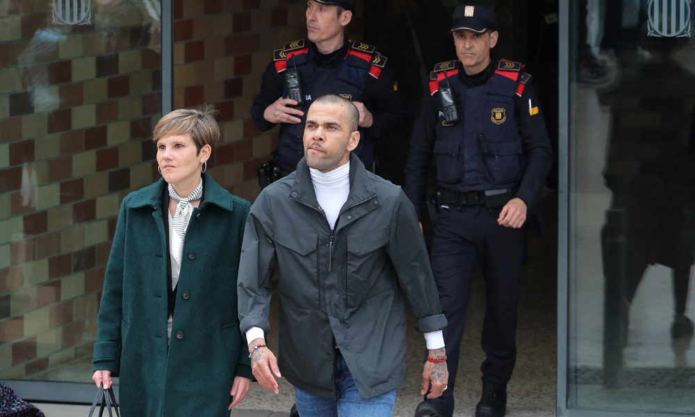 Daniel Alves recupera passaportes e pode retornar ao Brasil após ser absolvido pela Justiça