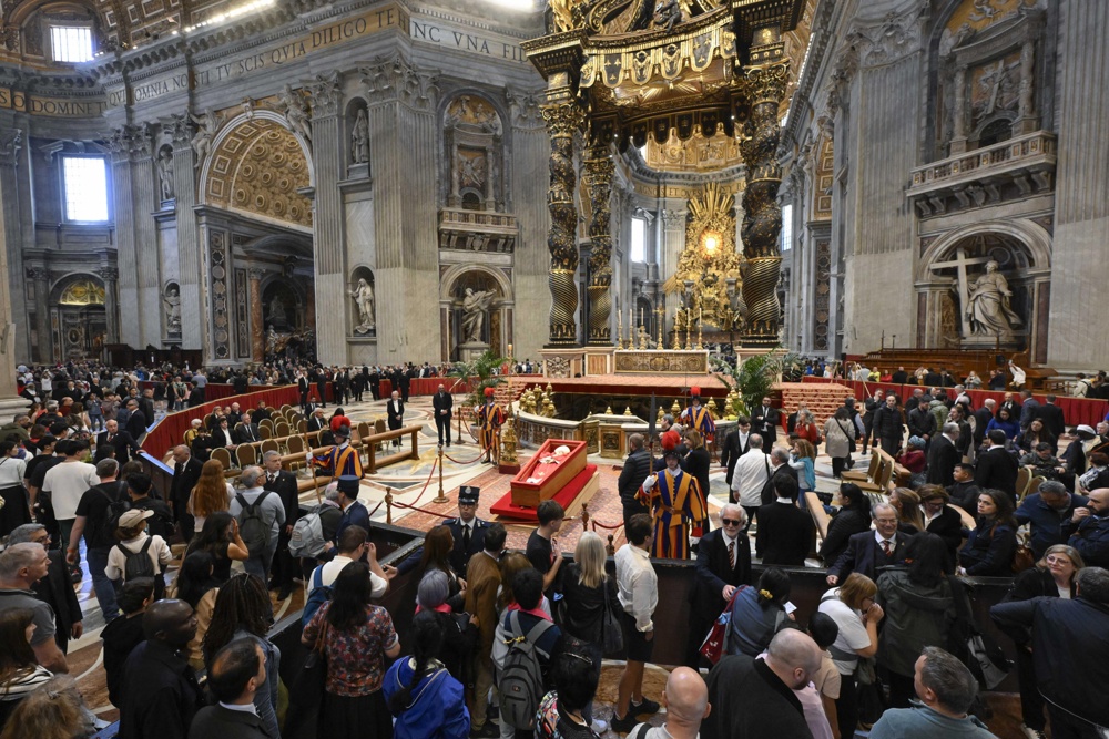 Velório do papa Francisco chega ao fim com 250 mil visitantes