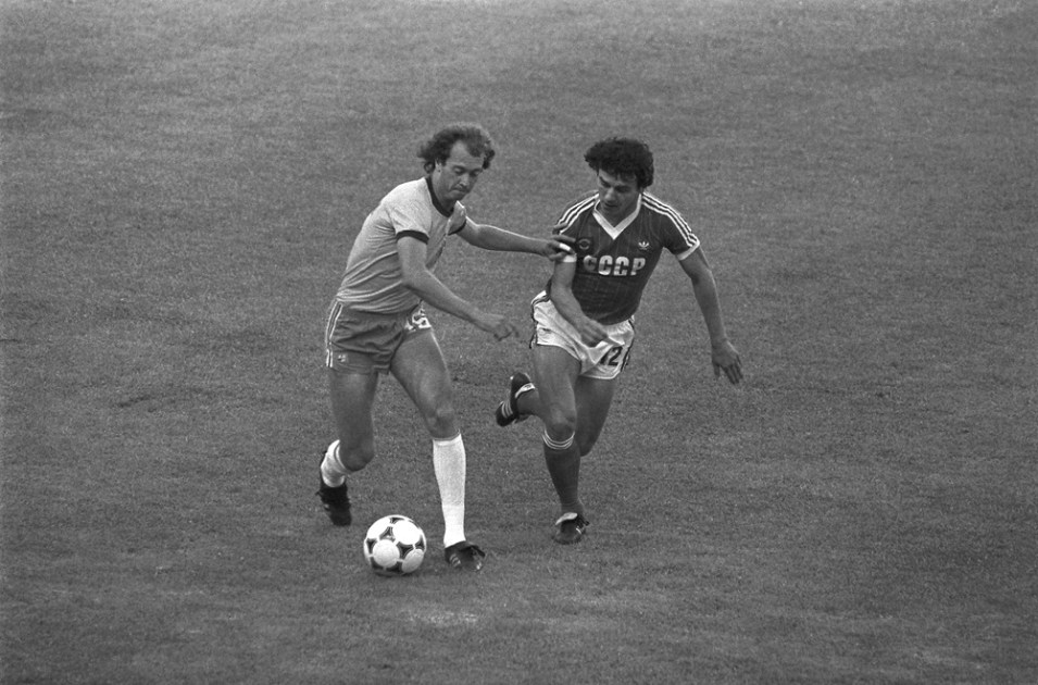 Falcão (e), da seleção brasileira, disputa lance com jogador da União Soviética, durante partida válida pela Copa do Mundo de 82, realizada no estádio Ramón Sánchez Pizjuán, em Sevilha, na Espanha