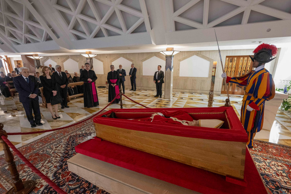 ‘Família’ vaticana de Francisco presta homenagem íntima ao pontífice