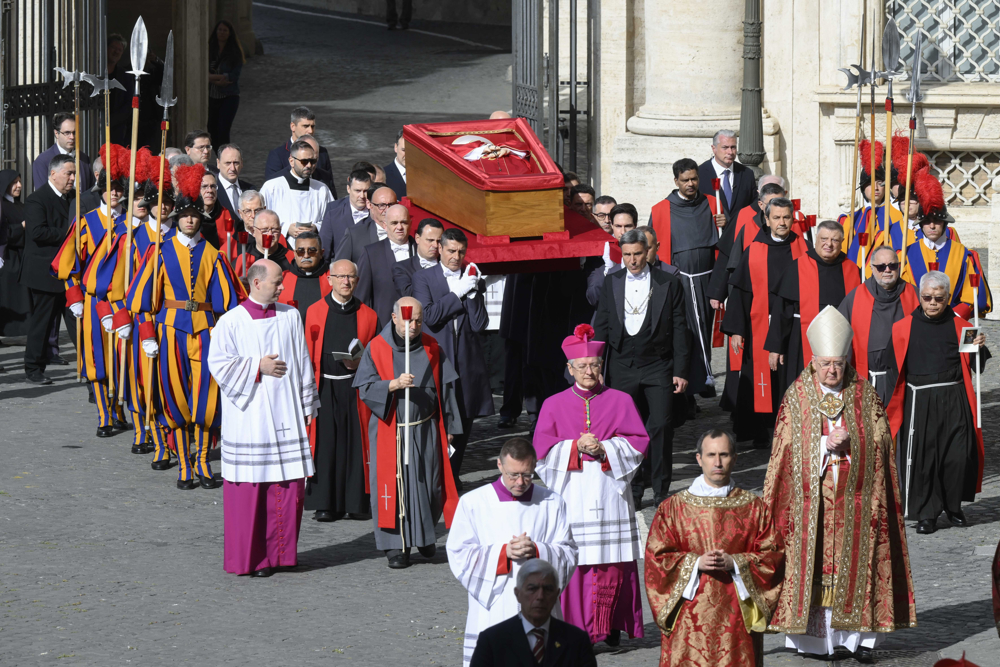 Corpo do papa Francisco chega à Basílica de São Pedro para velório público