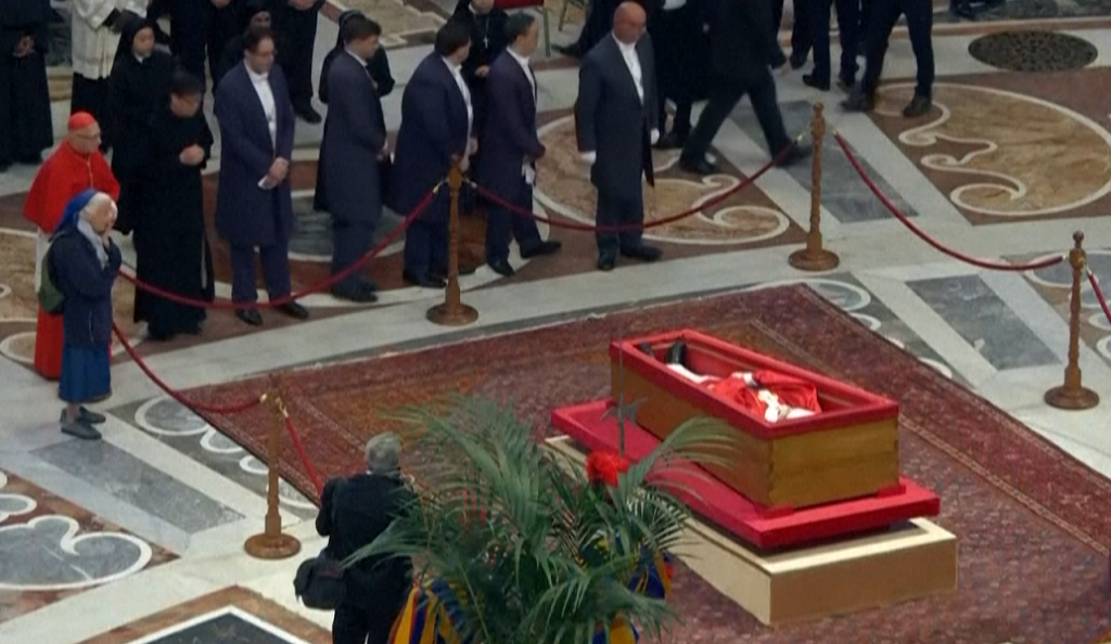 Freira quebra protocolo e chora diante do caixão do papa Francisco