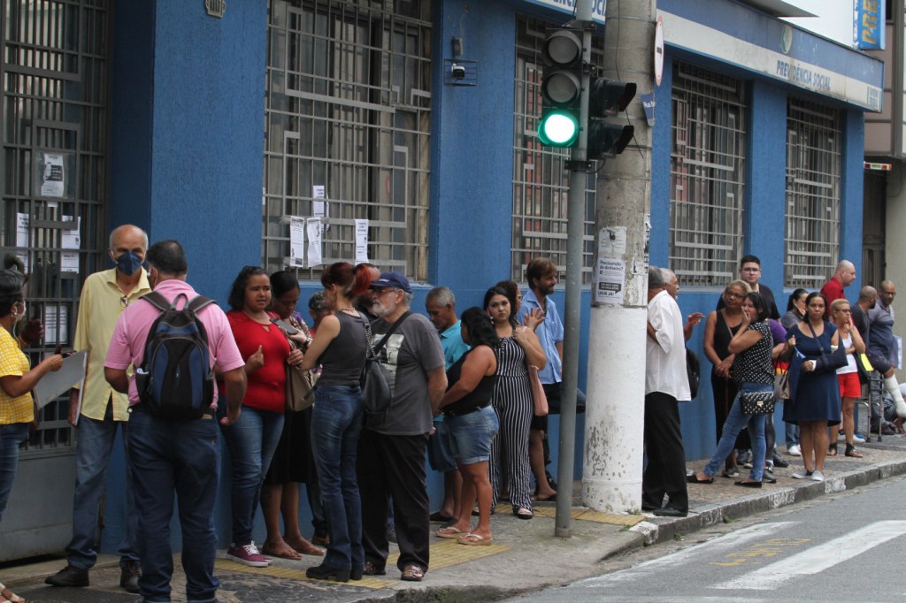 Fila do INSS cresce em dezembro de 2024 e ultrapassa 2 milhões