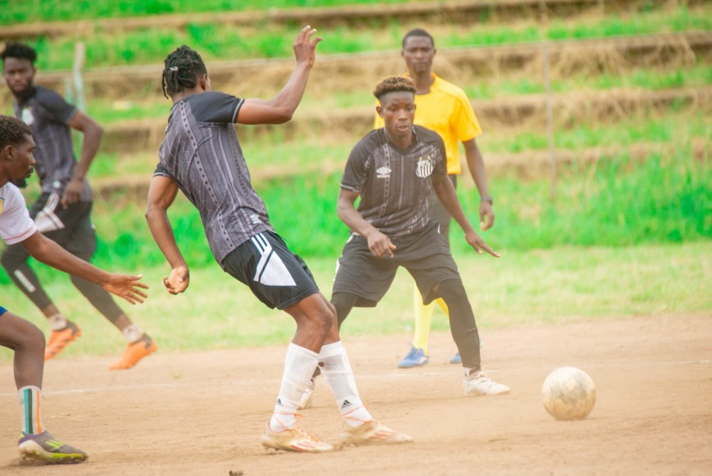 Refugiados do Malawi jogam torneio de futebol com uniformes do Santos