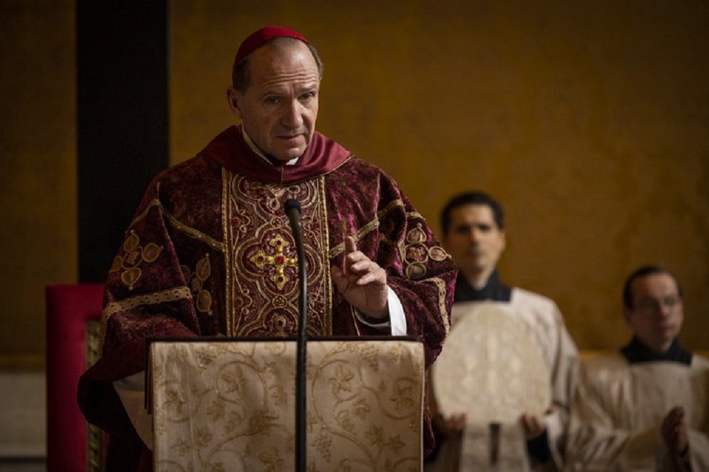 Após morte do papa Francisco, ‘Conclave’ retorna aos cinemas brasileiros