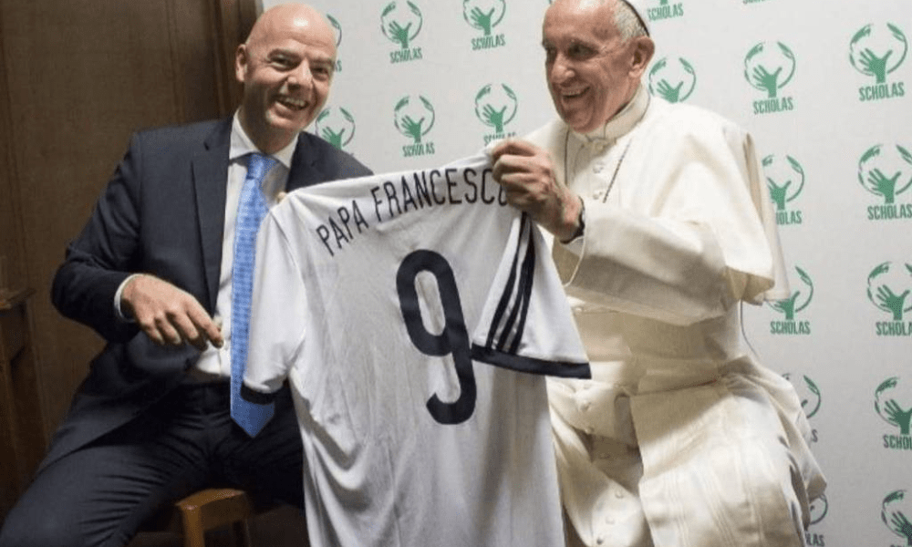 Fifa fará jogo para crianças com lendas do futebol a pedido do papa Francisco