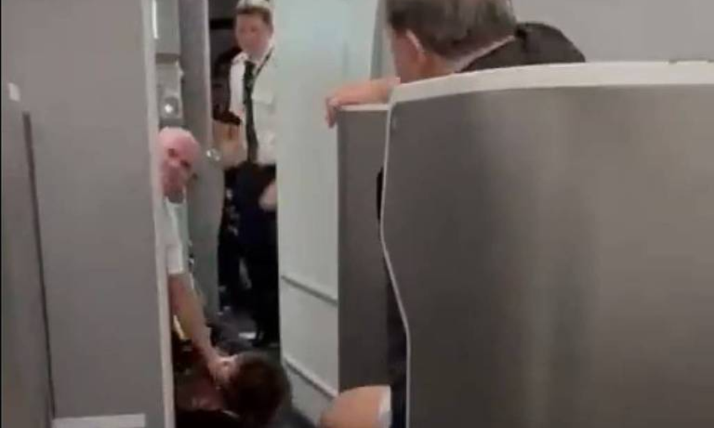 Passageira é contida ao ser acusada de tentar invadir cabine de avião da American Airlines