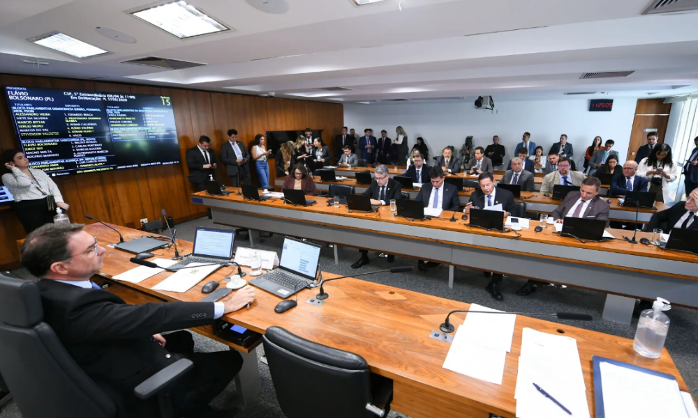 Comissão de Segurança Pública (CSP) realiza reunião deliberativa com 5 itens. Entre eles, o PL 5.550/2020 que "Altera os arts. 155, 157, 180 e 180-A do Decreto-lei nº 2.848, de 7 de dezembro de 1940 (Código Penal), para agravar as penas aplicáveis aos crimes de furto, roubo e receptação, bem como aperfeiçoar a redação dos referidos tipos penais". À mesa, presidente da CSP, senador Flávio Bolsonaro (PL-RJ), conduz reunião. Bancada:senadora Damares Alves (Republicanos-DF); senador Alessandro Vieira (MDB-SE); senador Sergio Moro (União-PR); senador Hamilton Mourão (Republicanos-RS), em pronunciamento; senador Marcio Bittar (União-AC); senador Fabiano Contarato (PT-ES)