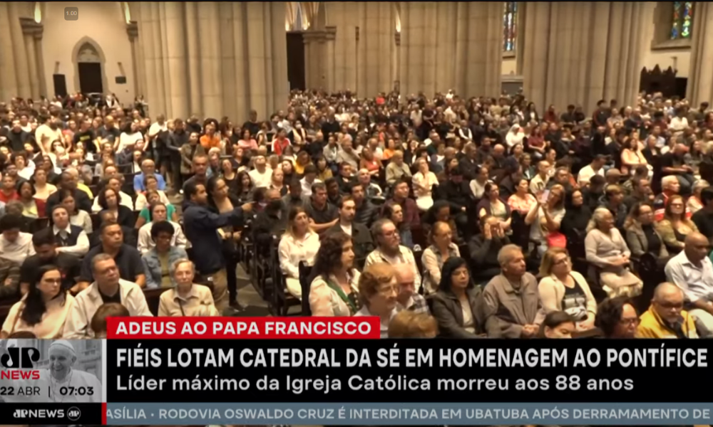 Fiéis lotam Catedral da Sé em missa para homenagear papa Francisco