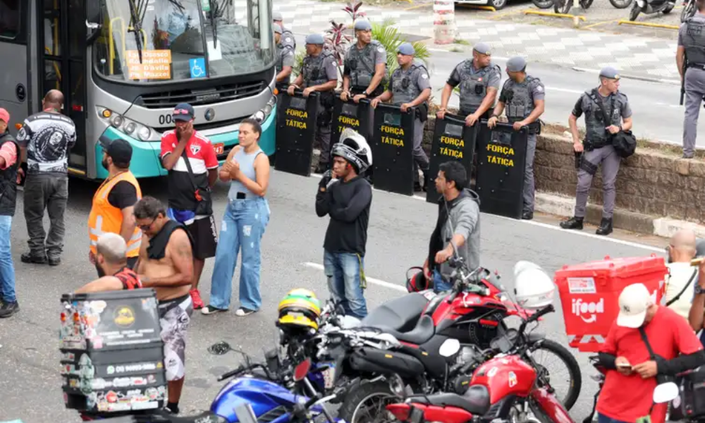 Entregadores de aplicativos de delivery em greve fazem manifestação na frente a sede do iFood em Osasco