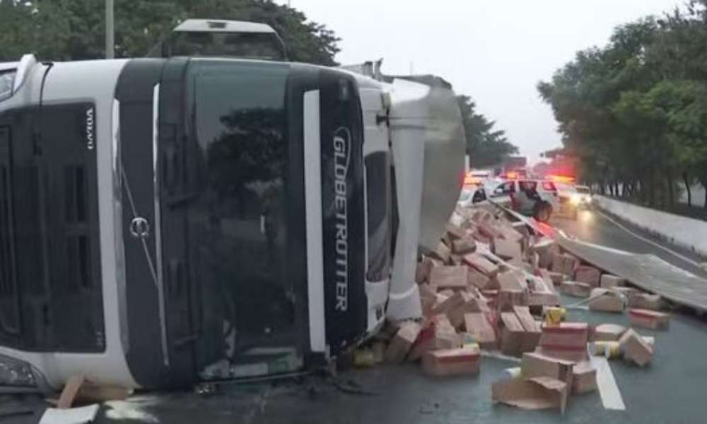 Caminhão carregado de leite em pó tomba na Marginal do Tietê e provoca congestionamento