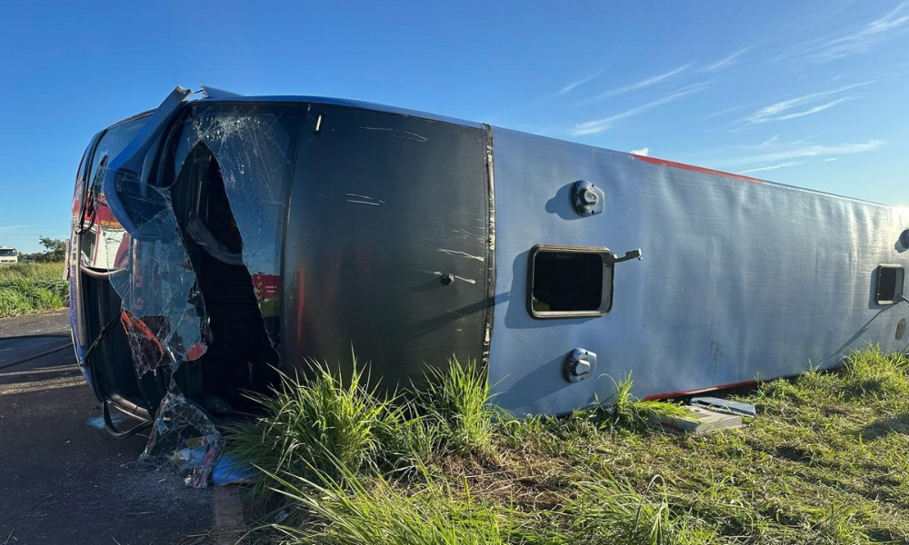 Gestante que estava em ônibus que capotou na rodovia MG-223 faz parto de emergência