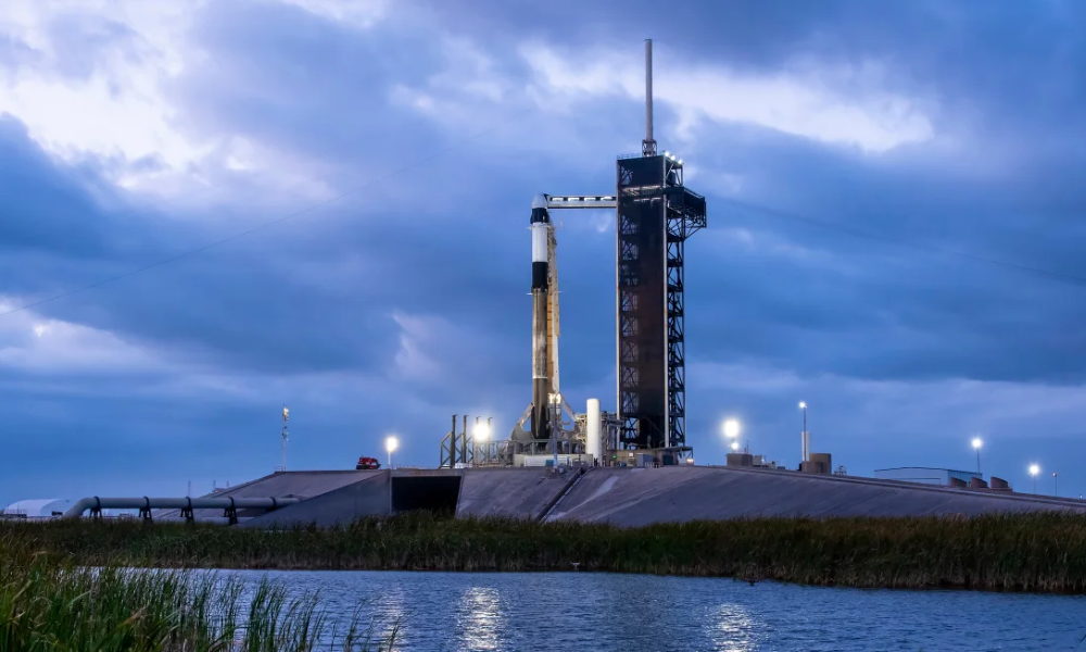 SpaceX lança primeira missão tripulada para sobrevoar polos terrestres