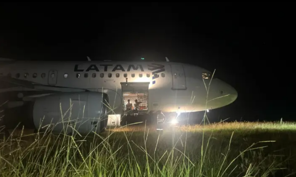 Avião da Latam ultrapassa pista de aeroporto em Chapecó por conta do temporal