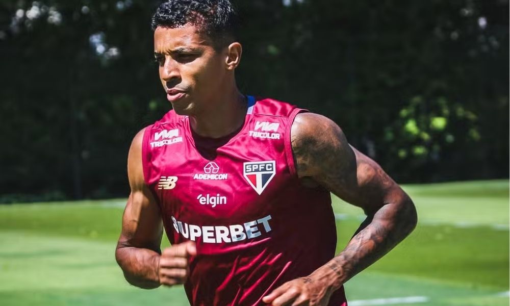 Luiz Gustavo vai ao CT do São Paulo e reencontra companheiros um dia após receber alta do hospital