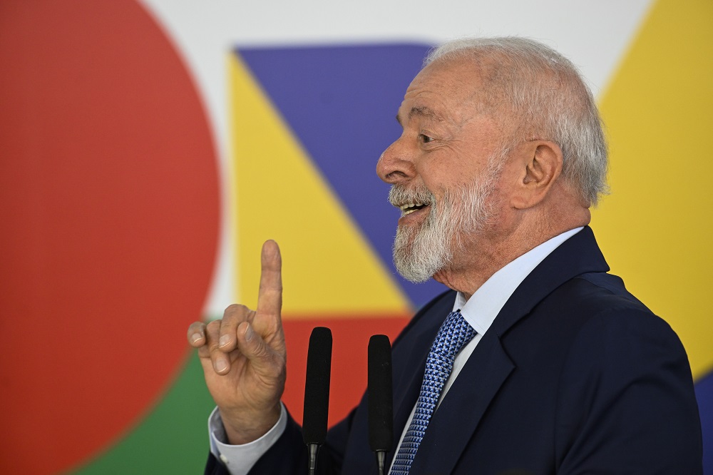 Lula diz que não bate continência para outra bandeira e que Brasil tomará medidas sobre tarifas dos EUA