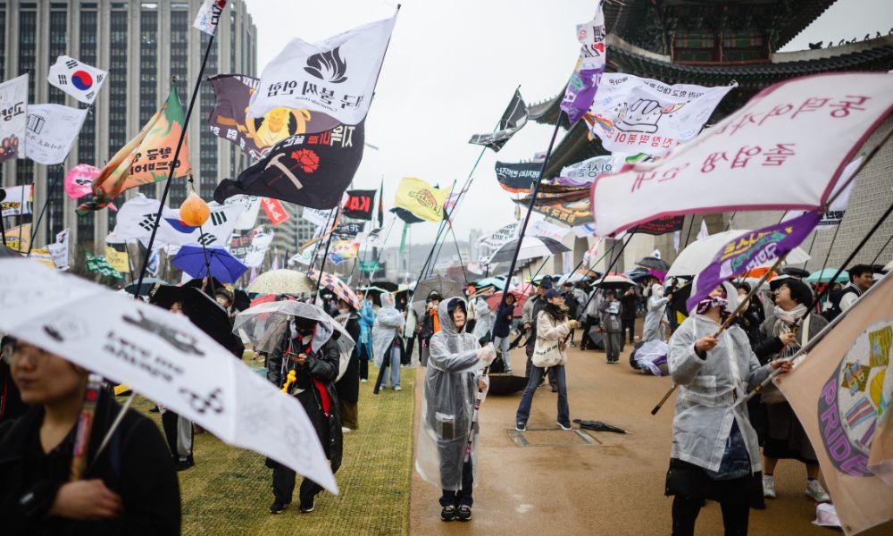 Milhares de manifestantes tomam às ruas de Seul para presta apoio a presidente destituído da Coreia do Sul