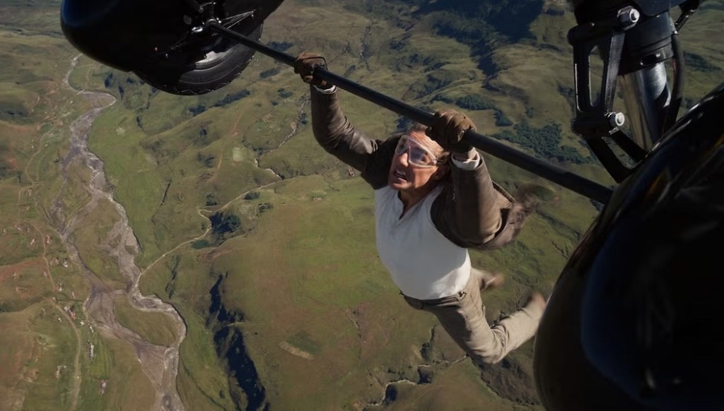 Tom Cruise dispensa dublê e aparece pendurado em avião em trailer de ‘Missão: Impossível – O Acerto Final’