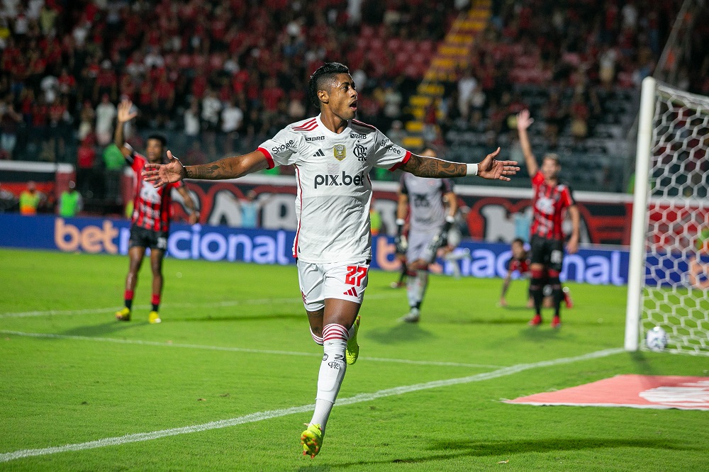Filipe Luís valoriza vitória do Flamengo, mas cobra evolução da equipe