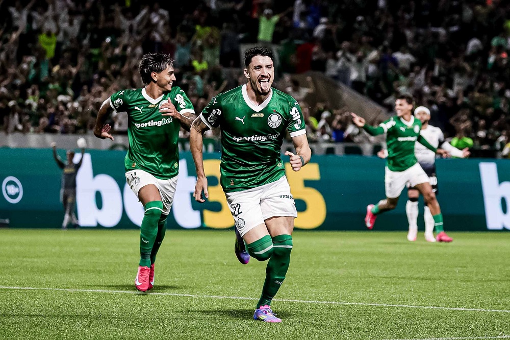 Palmeiras bate Corinthians com dois golaços e assume a liderança provisória do Brasileirão