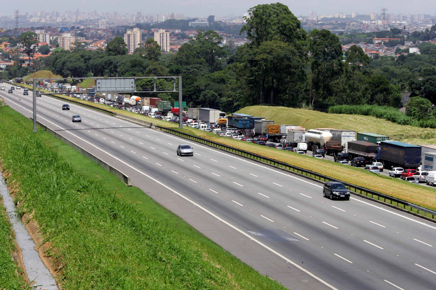 Cerca de 3,9 milhões de veículos devem deixar SP no feriado do Dia do Trabalho