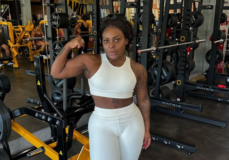 A cantora e influenciadora Jojo Todynho posa para foto em academia