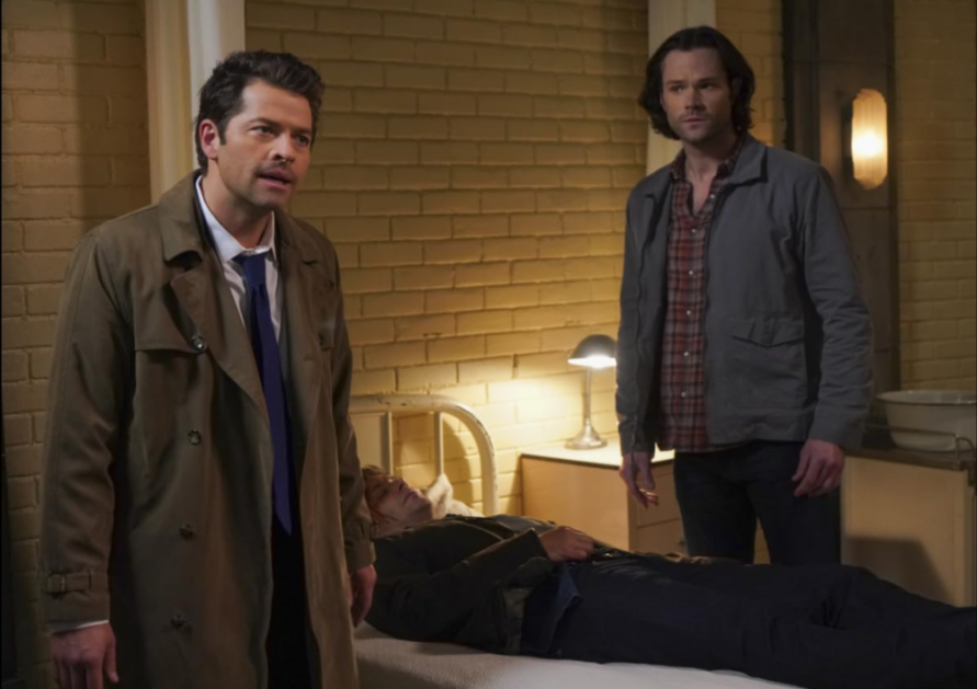 Misha Collins (à esq.), Jared Padalecki (à dir.) e Jensen Ackles em cena de "Supernatural"