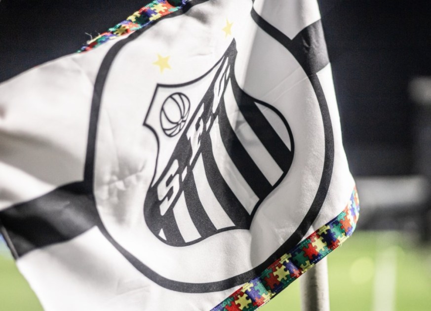 Bandeirinha de escanteio do Santos com homenagem às pessoas com autismo