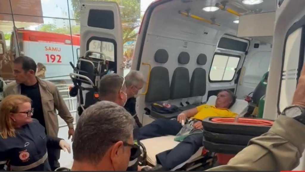 Bolsonaro deixa hospital em Natal e segue para Brasília em UTI aérea