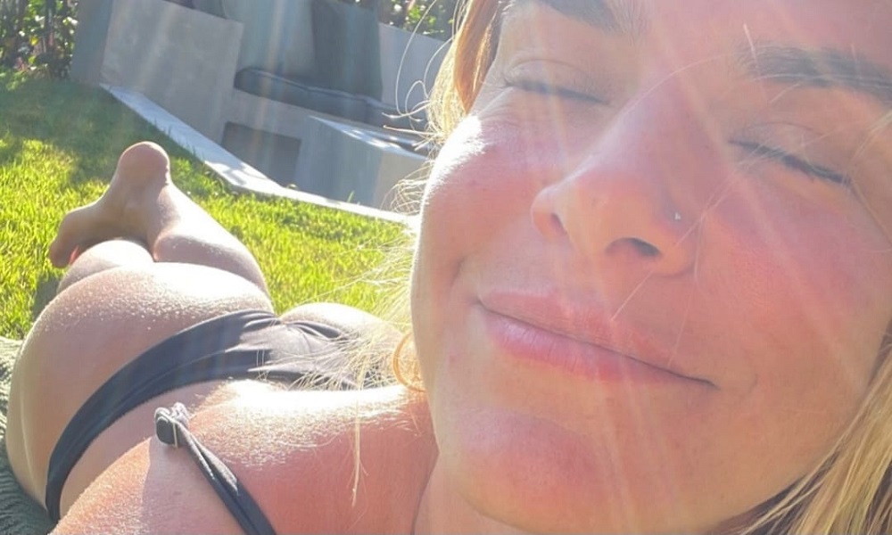 Priscila Fantin posta foto de biquíni e comemora novo bronzeado: ‘Vitamina D no corpo e sorrisão no rosto’
