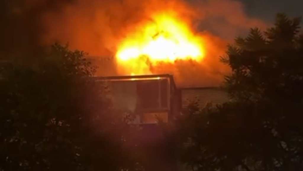 Incêndio atinge teatro da PUC em Curitiba; bombeiros tentam conter o fogo