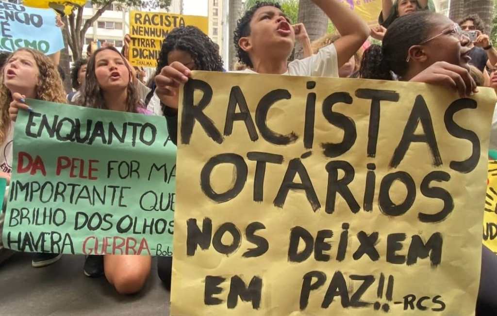 Estudantes fazem ato contra racismo no Shopping Pátio Higienópolis