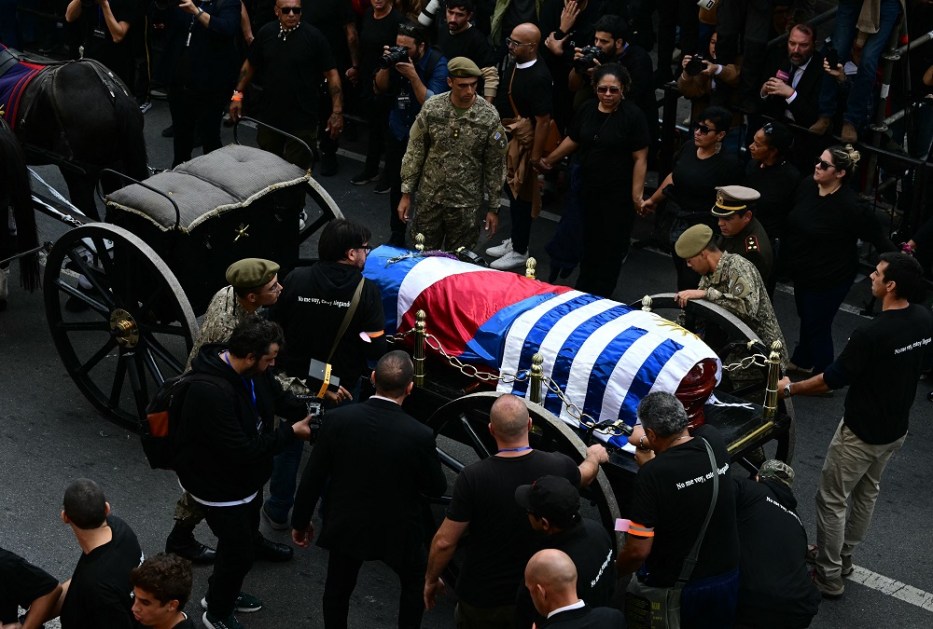 O cortejo fúnebre do ex-presidente do Uruguai José "Pepe" Mujica faz uma parada em frente à sede do partido Movimento de Participação Popular (MPP)