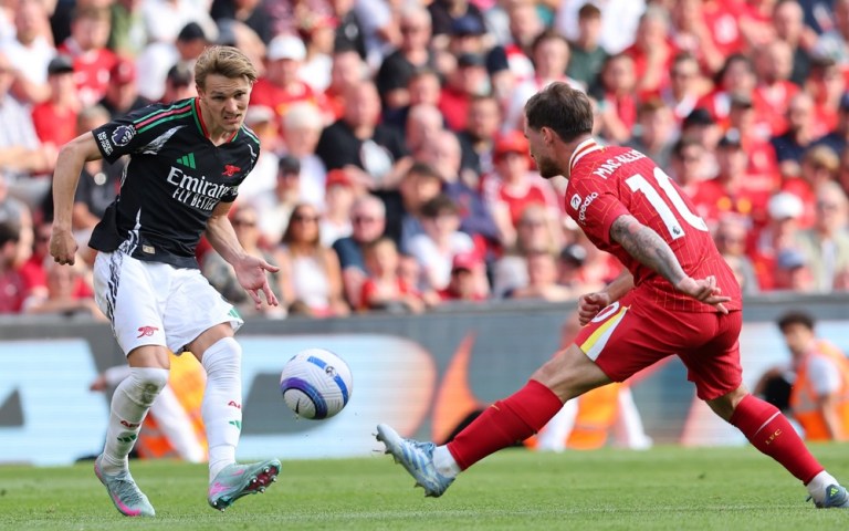Martin Odegaard (à esq.), do Arsenal, em disputa com Alexis Mac Allister, do Liverpool, durante partida da Premier League