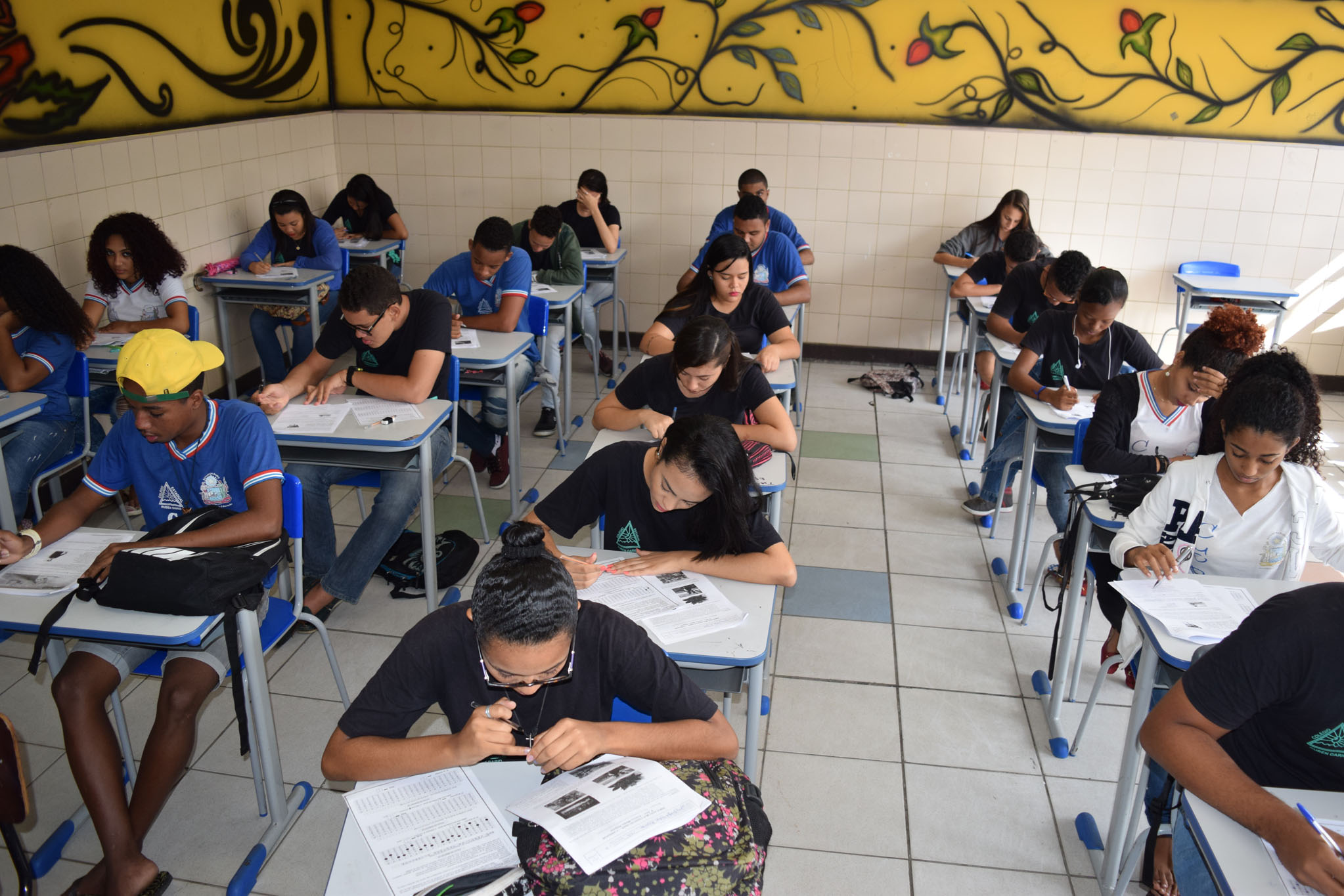 Ibed 2025 mostra avanços lentos do Brasil na educação e longe da meta para o ensino médio