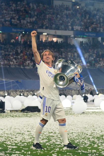 Luka Modric, do Real Madrid, com a taça da Liga dos Campeões na mão