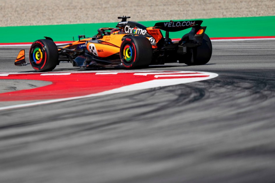 O piloto australiano da McLaren, Oscar Piastri, durante o treino classificatório para o Grande Prêmio da Espanha de Fórmula 1, no circuito de Barcelona-Catalunha