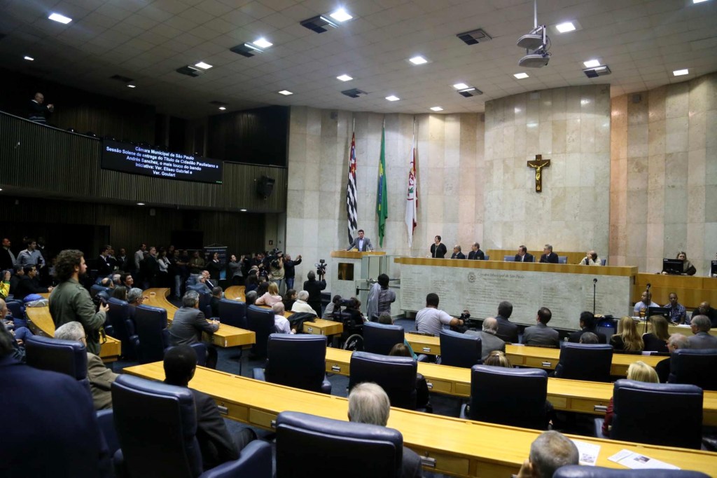 Câmara de SP avança com PL que afrouxa ‘Cidade Limpa’, e patrimônios como Theatro Municipal podem ser encobertos