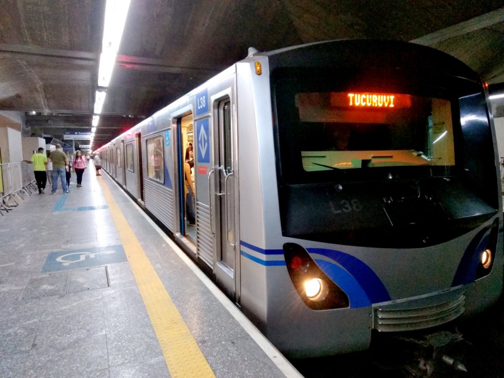 Viga de obra do Metrô cai e interdita avenida em São Paulo