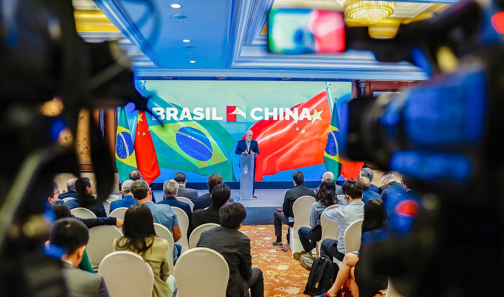 Na China, Lula diz que pedirá ao ‘companheiro’ Putin para falar com Zelensky na Turquia: ‘Vá negociar essa po**a’
