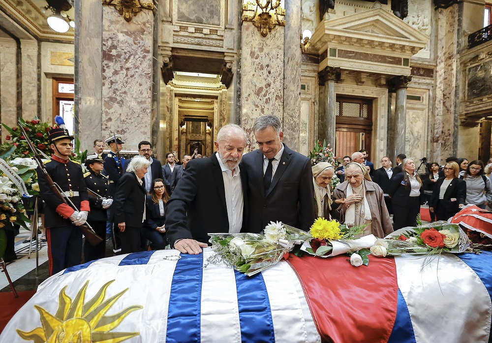 Lula vai ao velório de Mujica no Uruguai com Boulos e Macêdo em meio a possível troca ministerial