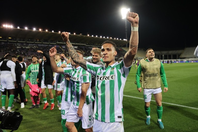 Jogadores do Real Betis comemoram a classificação após a partida de volta da semifinal da Conference League