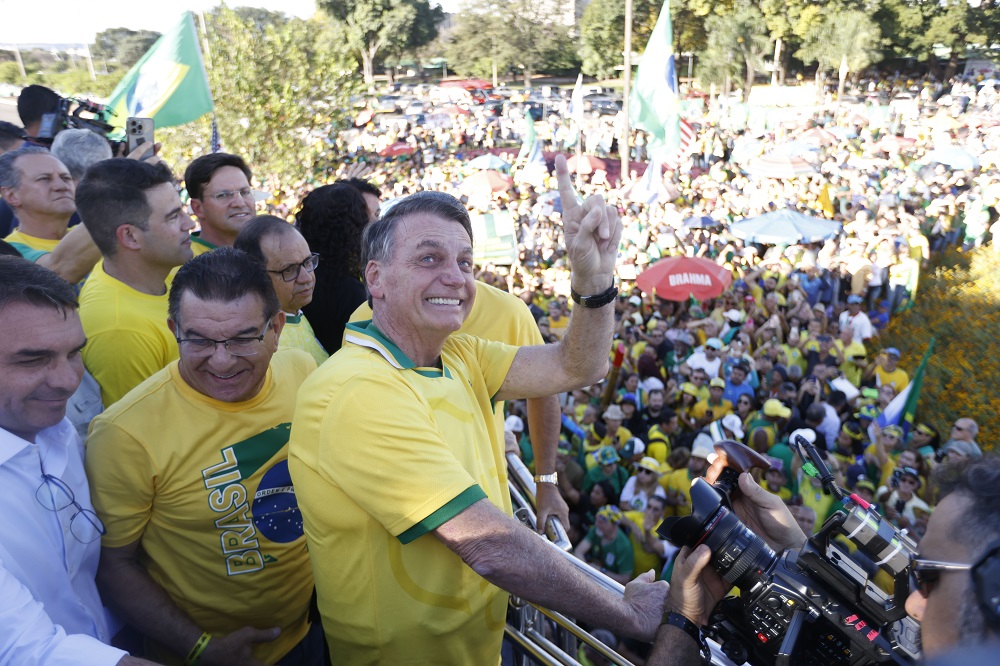 Ato de Bolsonaro em Brasília tem camiseta de ‘faz o Elon’