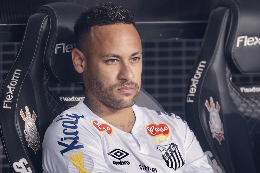 Neymar admite que tem se poupado no Santos por receio de novas lesões: ‘Dá aquele medinho’