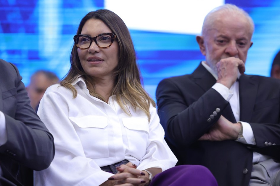 O presidente da República, Luiz Inácio Lula da Silva, acompanhado da primeira-dama, Rosângela Lula da Silva, a Janja, durante cerimônia de inauguração do Centro de Desenvolvimento de Tecnologia Híbrida Flex e anúncio de contratações da Stellantis