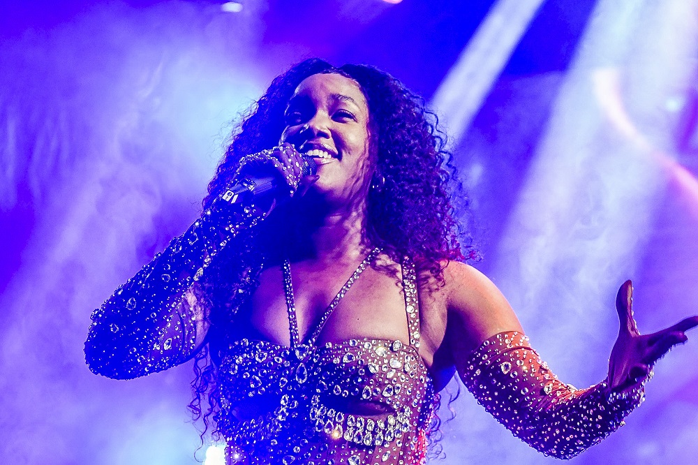 Virada Cultural 2025: Iza interrompe apresentação para ajudar fãs