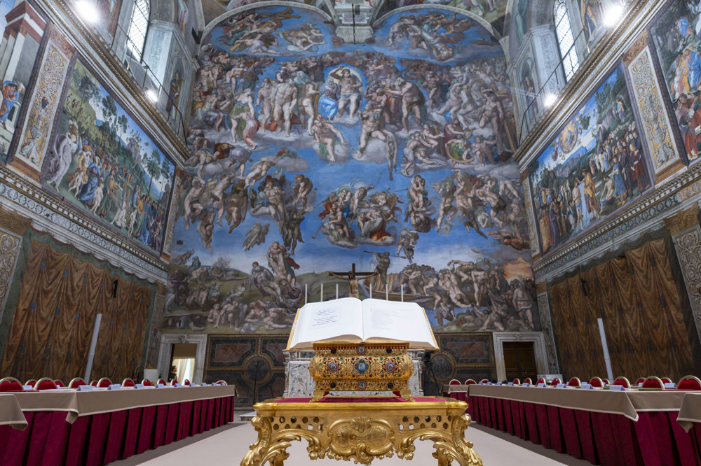 Capela Sistina é preparada para cardeais elegerem novo papa