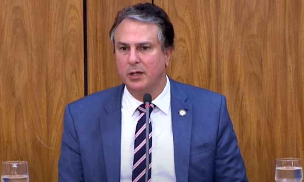 'Mudança de Flávio Bolsonaro sobre fim da 6x1 é vitória do povo brasileiro', diz Camilo Santana