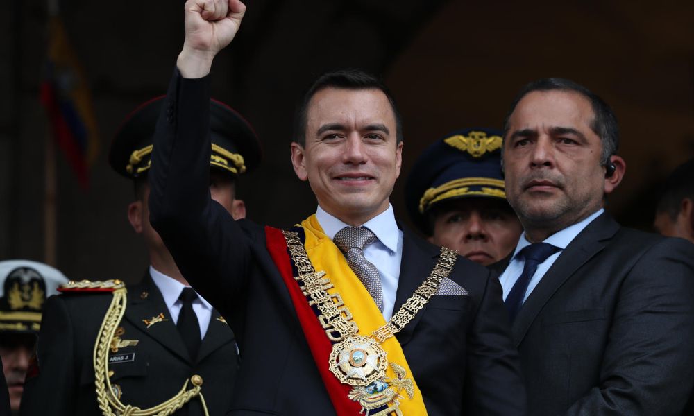Noboa toma posse para 2º mandato no Equador com discurso contra violência